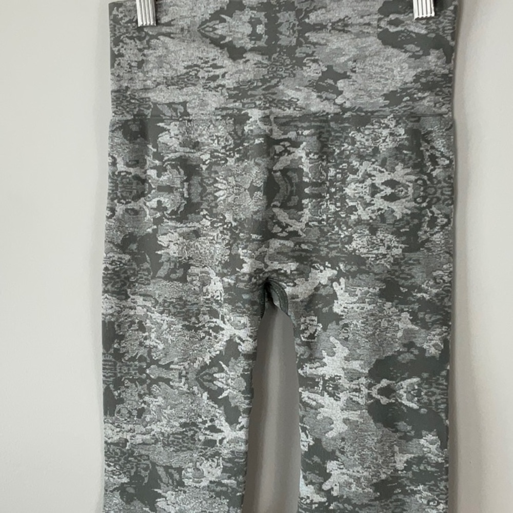 Woman’s Best Camo Seamless leggings green - Picture 3 of 6